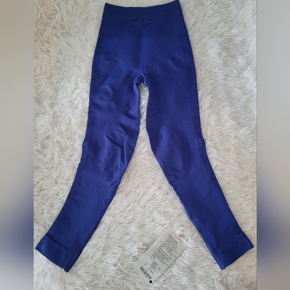 NWT Lululemon size 2 Zone in Crop - Picture 1 of 5
